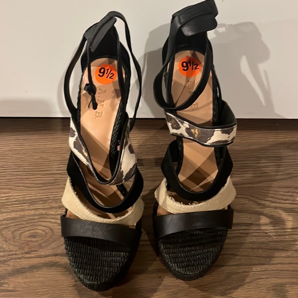 L. A. M. B Eben Raffia Strappy Platform Heels, never worn size 9.5 - Picture 1 of 4